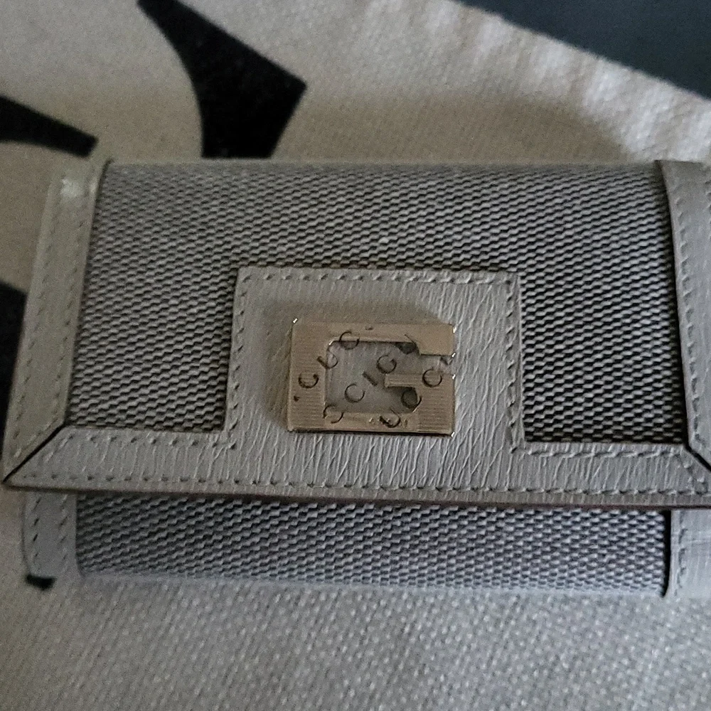 Gucci Silver  New Key Card Holder with Green Box Beautiful.new